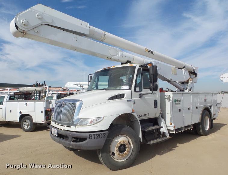 2009 International DuraStar 4300 bucket truck - DB3566