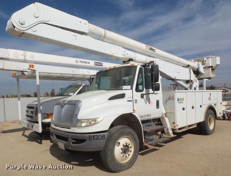 2009 International DuraStar 4300 bucket truck - DB3568
