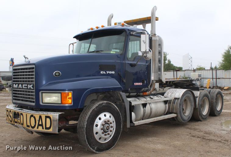 2007 Mack CL733 semi truck - DA4921