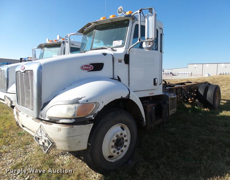 2007 Peterbilt 335 truck cab and chassis - L3307