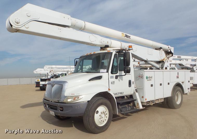 2008 International DuraStar 4300 bucket truck - DB3571