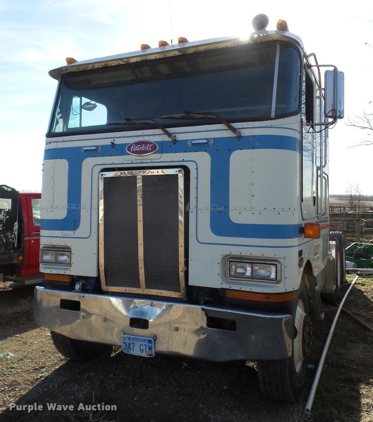 1991 Peterbilt 362 semi truck - DB2845