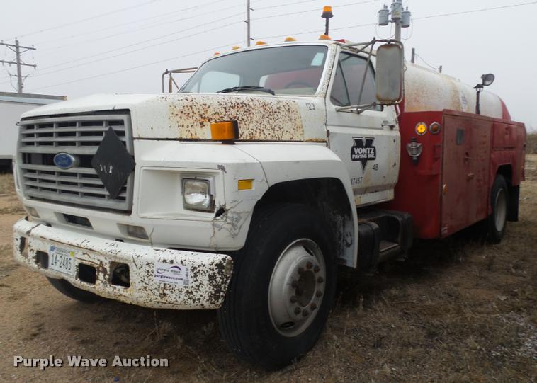 1985 Ford F700 fuel truck - DA0510