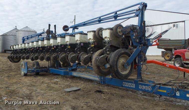 Kinze 3600 split row planter - DA3316