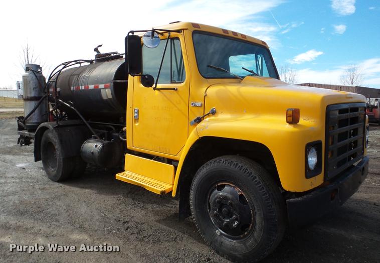1982 International 1724 oil distribution truck - DA7382