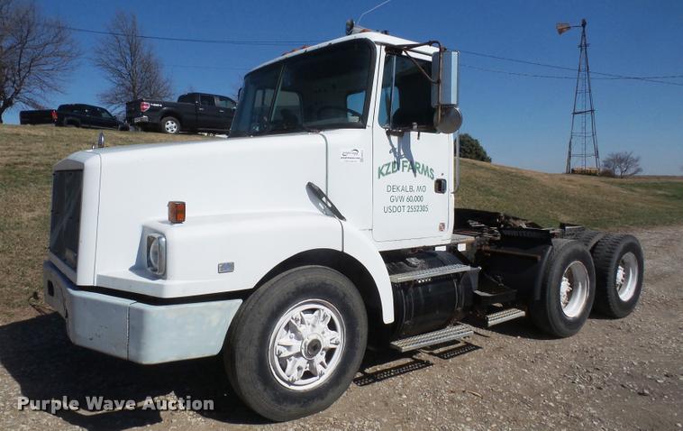 1994 Volvo WG semi truck - DB0522