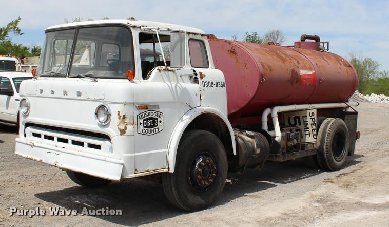1978 Ford 8000 tank truck - L4973