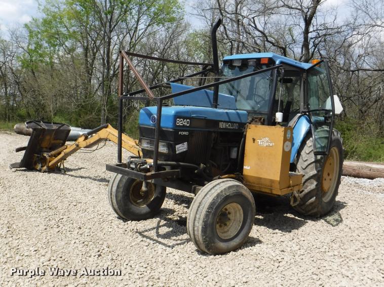 Ford New Holland 8240 tractor - DB3929