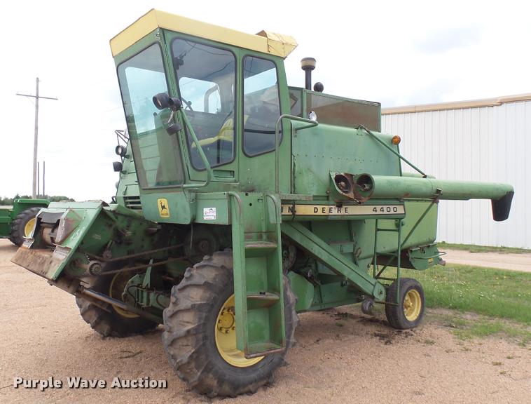 1975 John Deere 4400 combine - DM9605