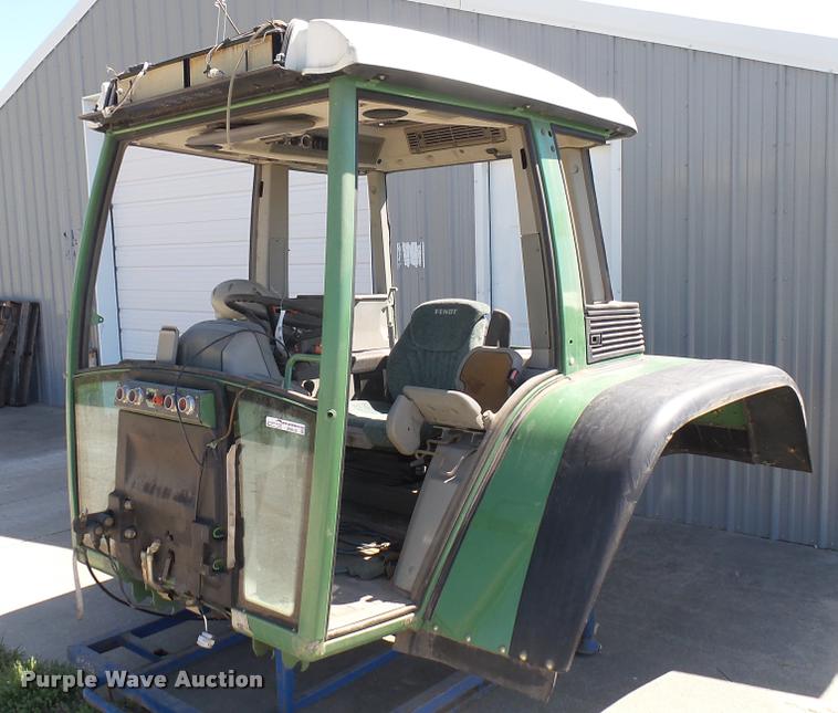 Fendt tractor cab - DQ9133