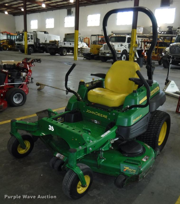 John Deere Z925A EFI riding lawn mower - DJ9047
