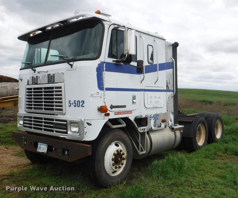 1996 International 9600 semi truck - DB3954