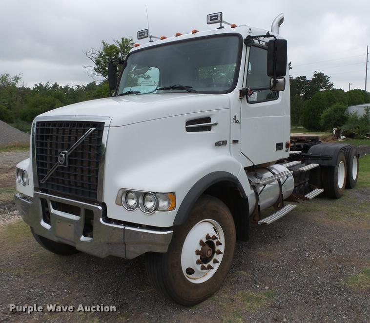 2008 Volvo VHD semi truck - DB2590