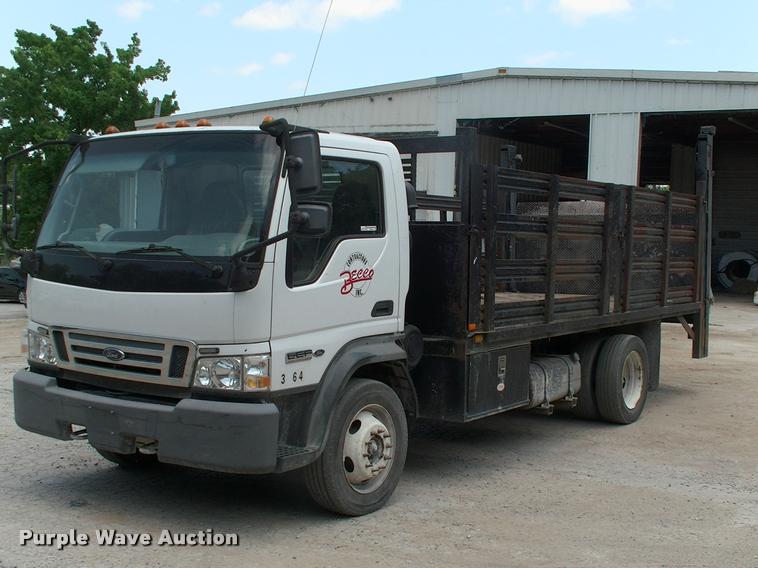 2006 Ford LCF flatbed truck - DK9643