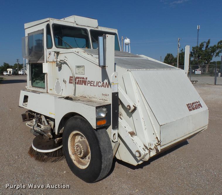 1993 Elgin Pelican Series P street sweeper - DB2720