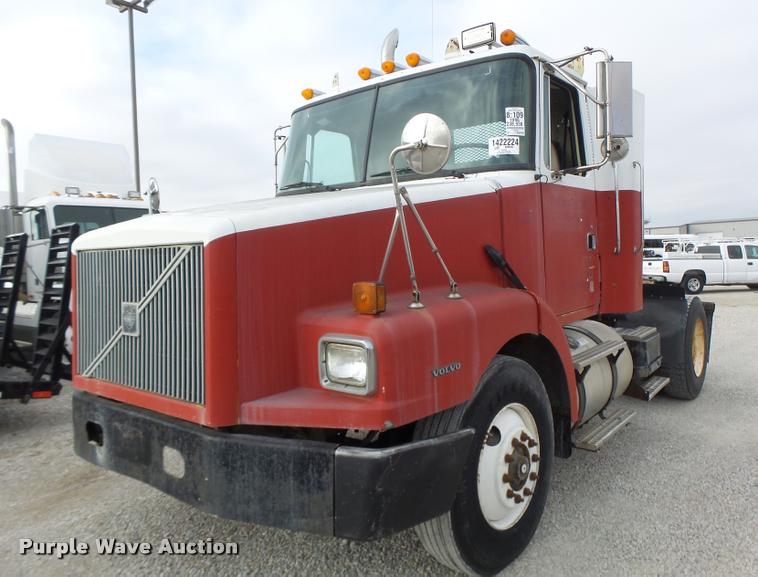 1996 Volvo WG semi truck - DA3268
