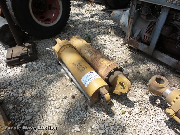 (2) Caterpillar 769C rock truck bed lift cylinders - DD1738