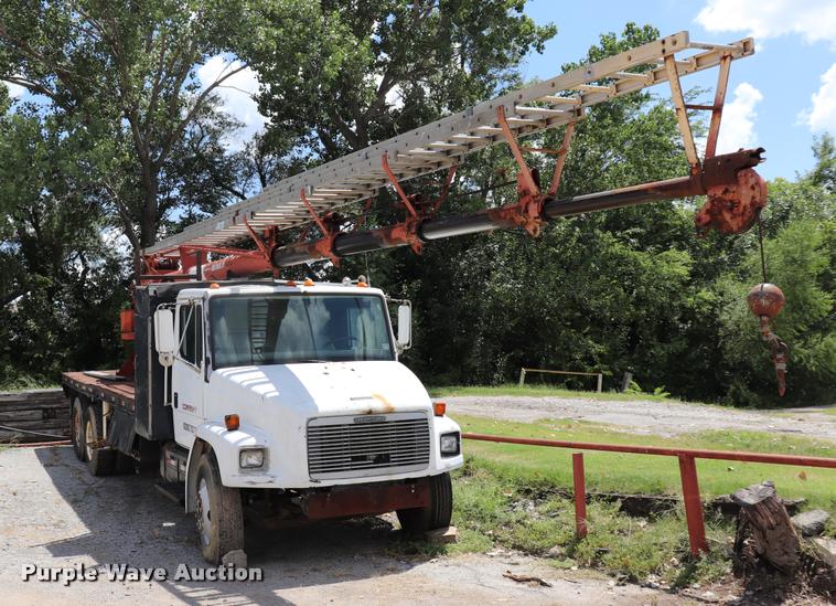 1993 Freightliner FL80 crane truck - DK9567