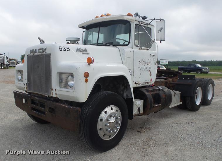 1989 Mack R686ST semi truck - DB7448