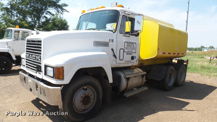 1994 Mack CH613 tank truck - DB3318