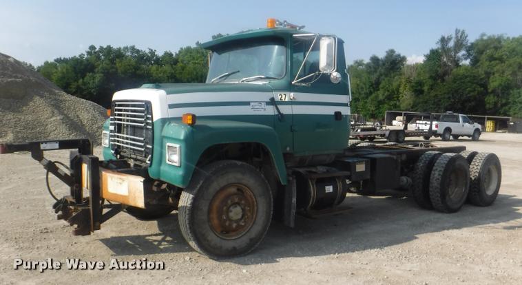 1994 Ford LT9000 truck cab and chassis - DC5452