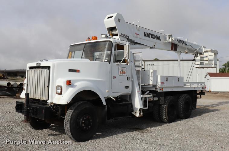 1984 Autocar 875 crane truck - DQ9443