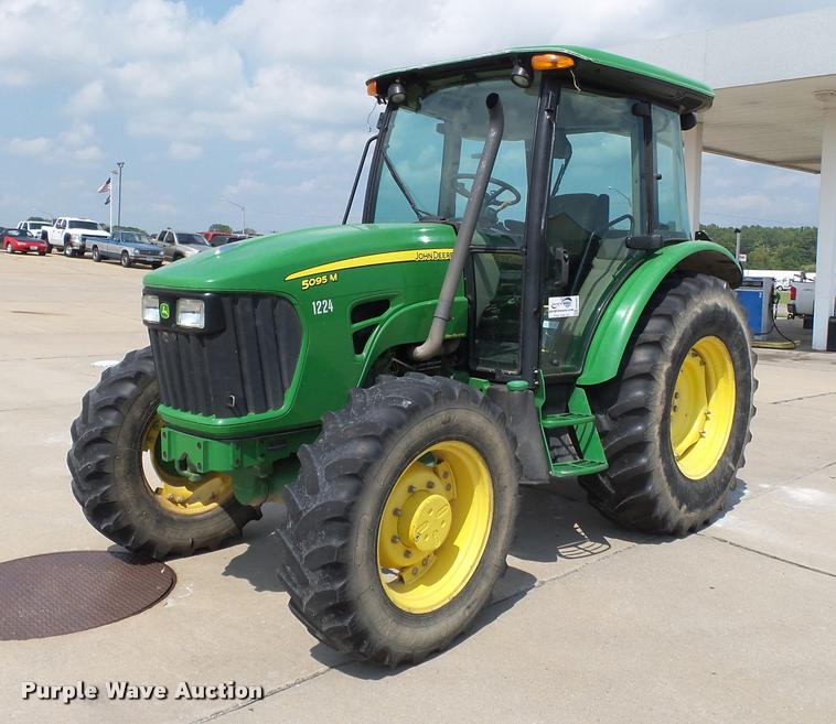 2009 John Deere 5095M MFWD tractor - DA2369