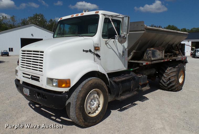 2000 International 8100 fertilizer tender truck - DC2558