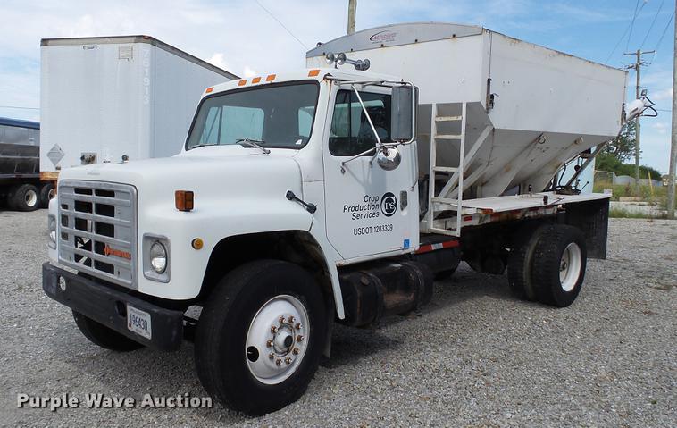 1987 International 1955 seed tender truck - DC2568