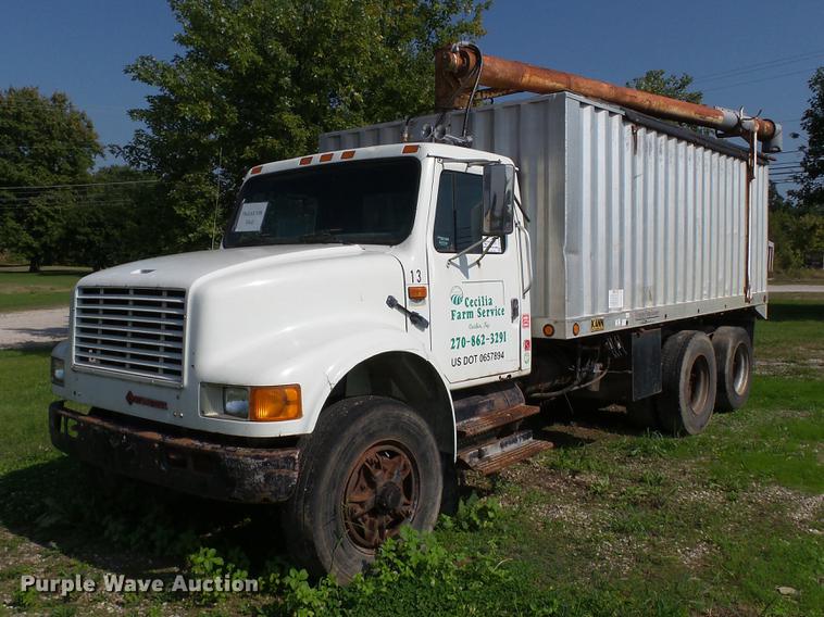 1992 International 4700 seed tender truck - DC2589