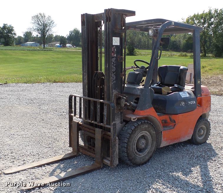 2000 Toyota 7FGU25 forklift - DC2667