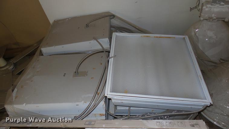 (15) fluorescent light fixtures - EB9299