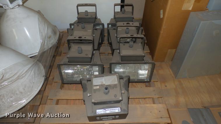 (7) outdoor security lights - EB9301