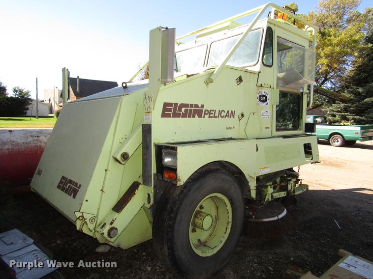1996 Elgin Pelican Series P street sweeper - DA3188