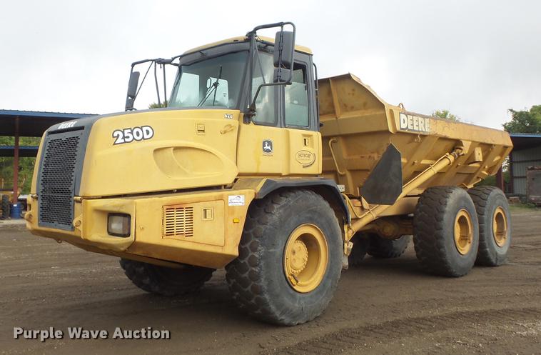 2004 John Deere 250D articulated haul truck - DB6390