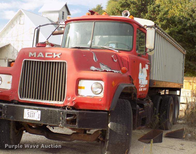 1982 Mack 685S grain truck - DC4765