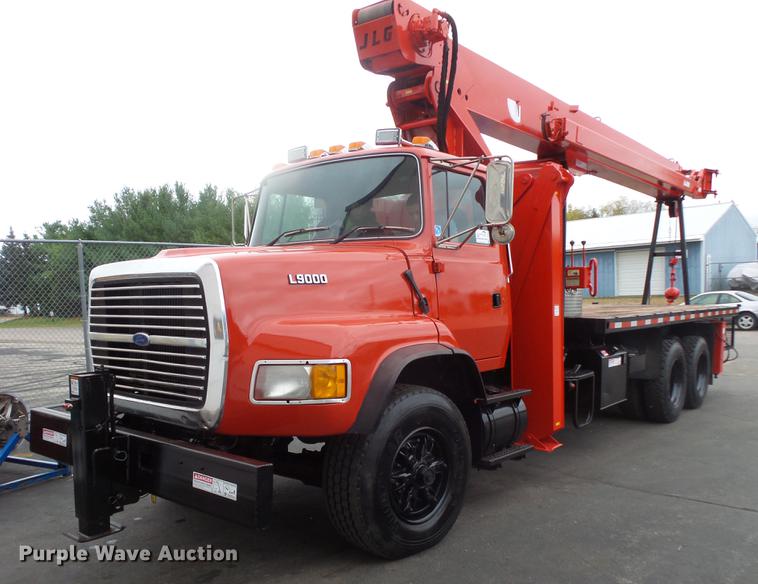 1995 Ford L9000 crane truck - DB8047