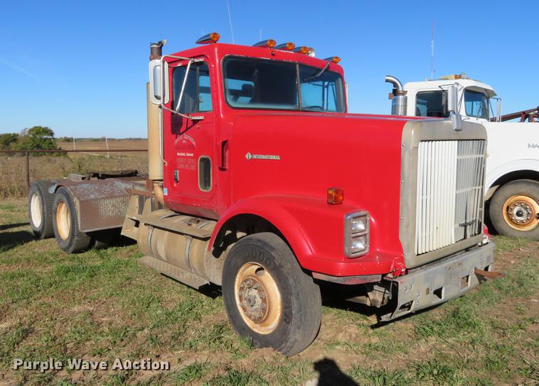 1993 International F9370 semi truck - DF9809