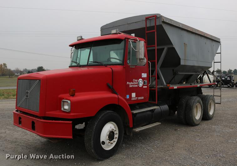 2000 Volvo WG fertilizer truck - DC3683