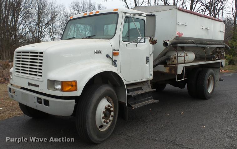 2000 International 4700 feed truck - DC5722