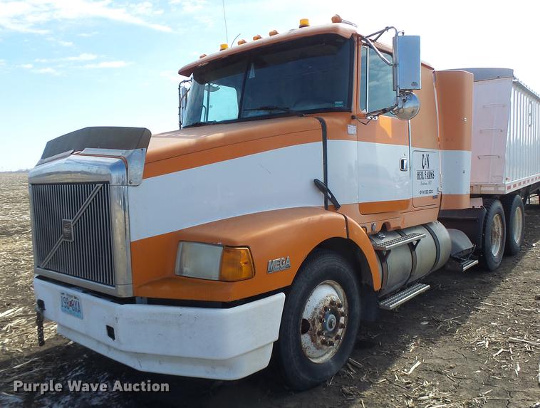 1996 Volvo WIA semi truck - DB9750