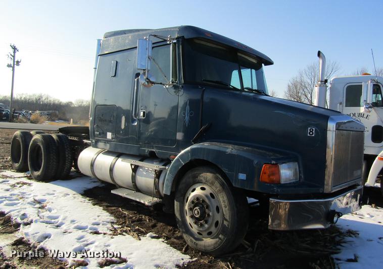 1990 Volvo WIA semi truck - DF9482