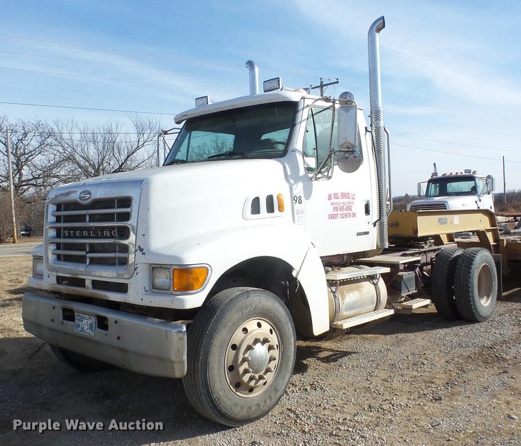 2001 Sterling L9500 semi truck - J8535