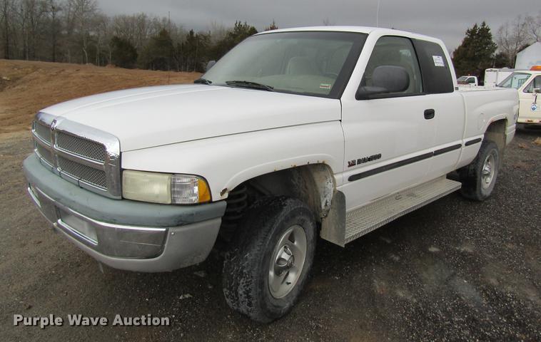 1999 Dodge Ram 1500 Ext. Cab pickup truck - DB5949