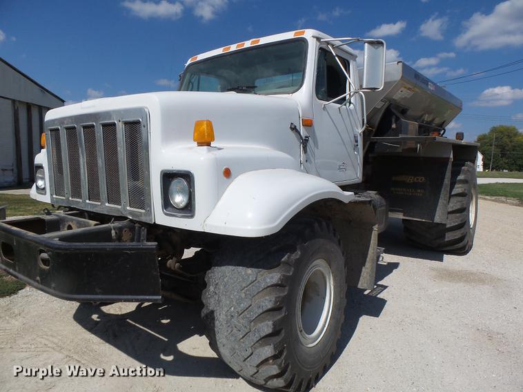 1996 International 2554 dry spreader applicator truck - DB1470