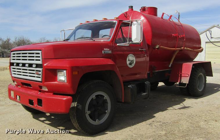 1983 Ford F600 tank truck - DD8731