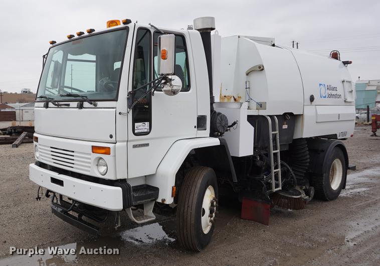 2002 Sterling SC8000 Cargo street sweeper - DE3194
