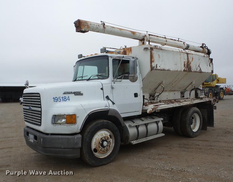 1995 Ford L9000 tender truck - AY9564