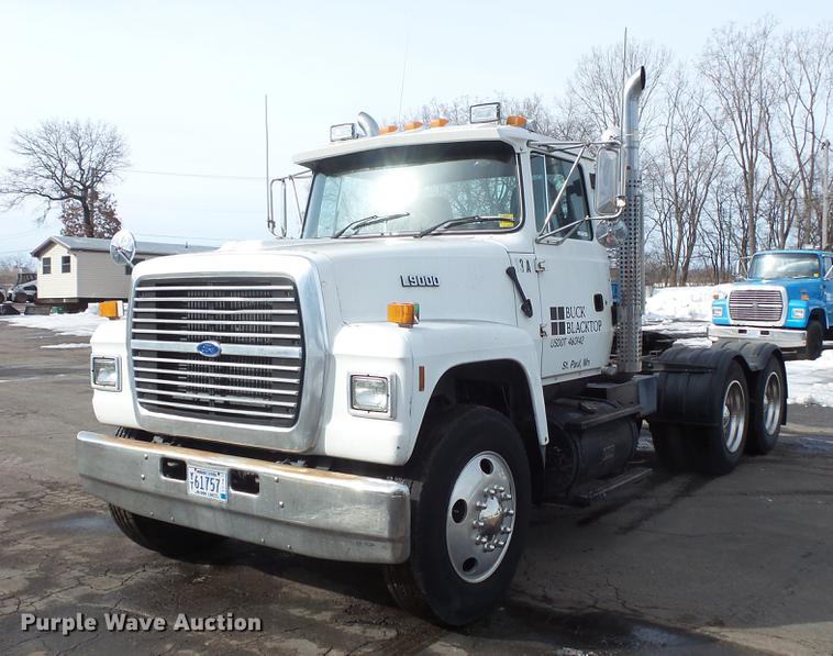 1995 Ford LT9000 semi truck - DW9527