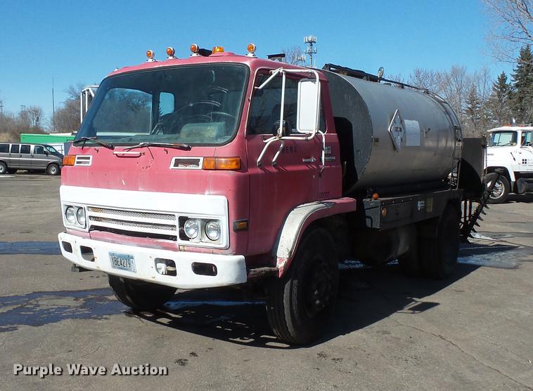 1984 Chevrolet Tiltmaster oil distributor truck - DW9569
